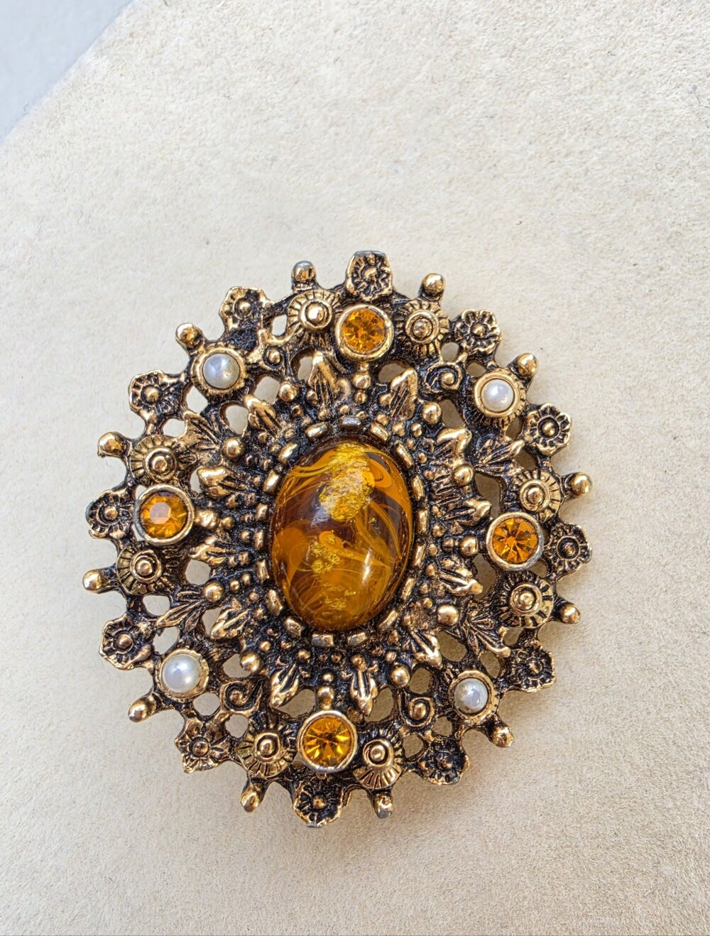 Sarah Coventry Gold-Tone Brooch with Amber-coloured Stones and Faux Pearls